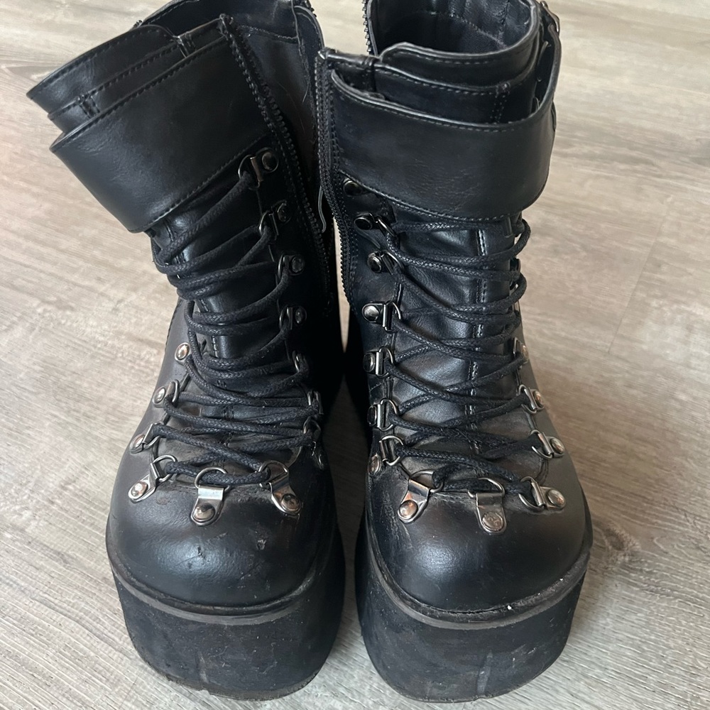 Black size 7 demonias